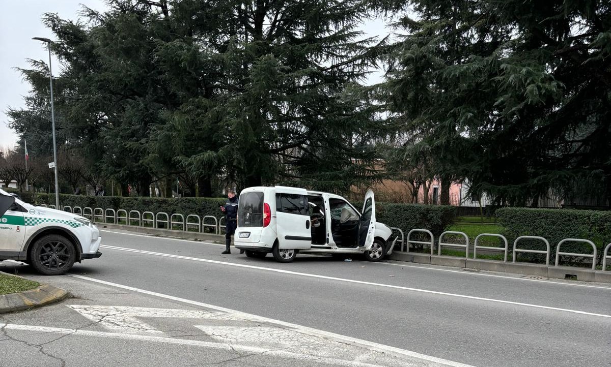 Cologno al Serio Inseguimento ladri da Romano, auto si schianta contro le barriere di via De Gasperi