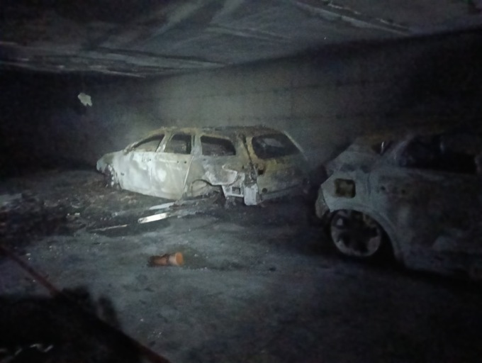 Scoppia l’incendio nel corsello dei box, evacuato un condominio Aler in Corso Asia