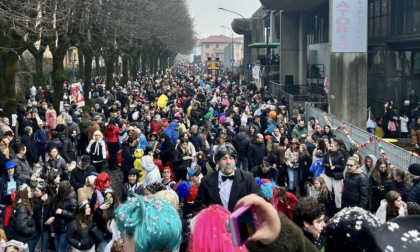 Da Sanremo all'Atalanta fino alla Banda Bassotti: il Carnevale riempie di colori la città