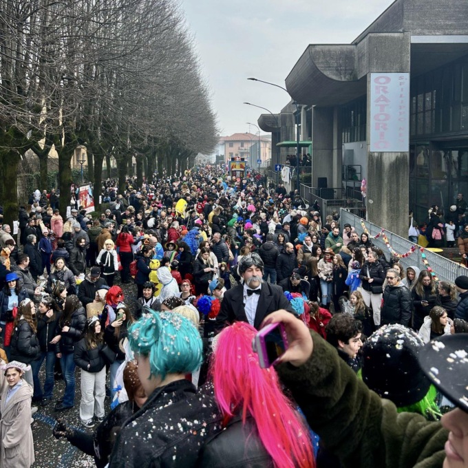 Da Sanremo all’Atalanta fino alla Banda Bassotti: il Carnevale riempie di colori la città