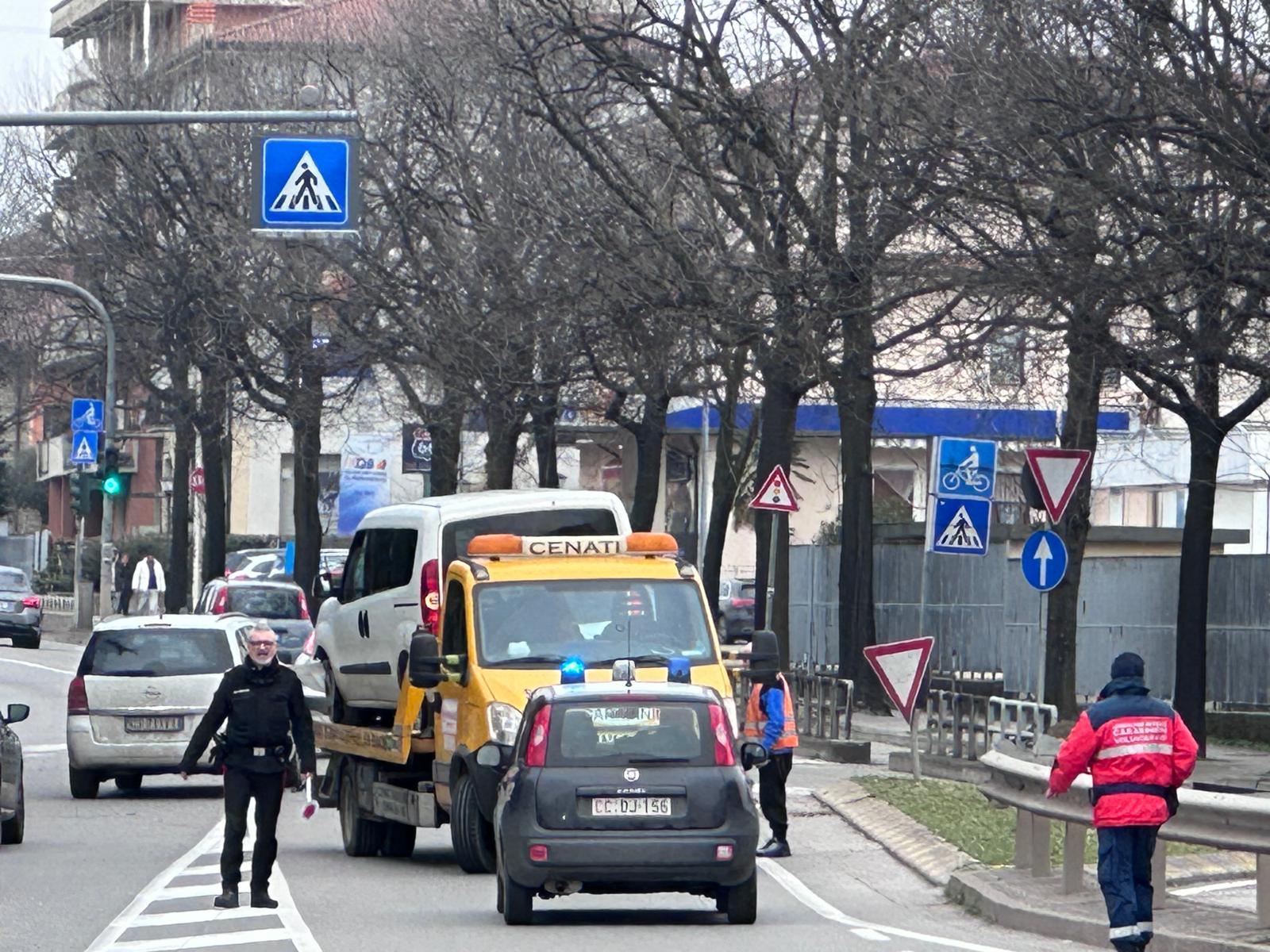 Cologno al Serio Inseguimento ladri da Romano, auto si schianta contro le barriere di via De Gasperi