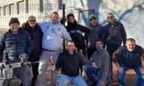 Completato dai volontari il campo da basket accanto alle scuole