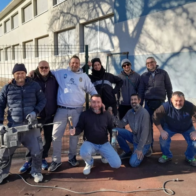 Completato dai volontari il campo da basket accanto alle scuole