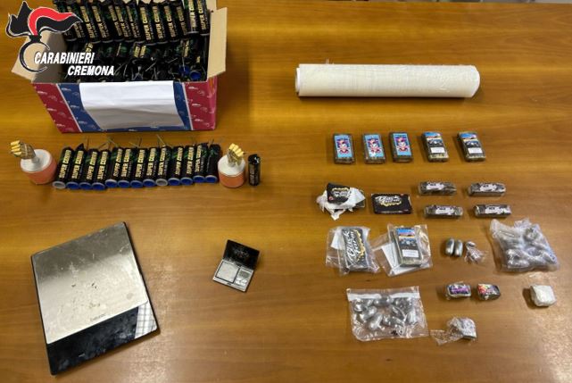 Scoperto con oltre un Kg di hashish e fuochi pirotecnici illegali, arrestato