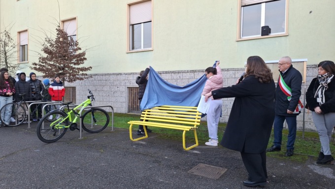 Una panchina gialla davanti alla scuola per dire no a bullismo e cyberbullismo