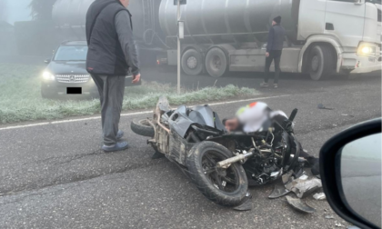 Con la moto contro il camion del latte, ferito un 38enne