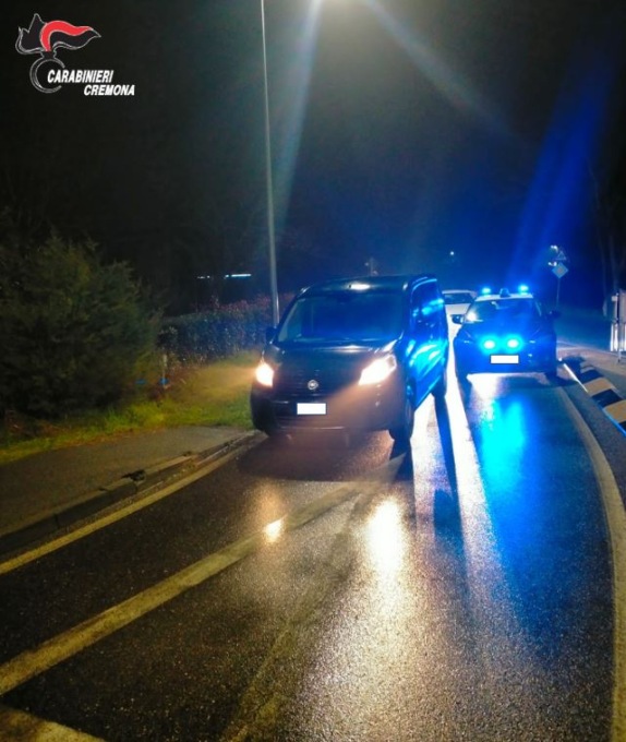 Furgone rubato ritrovato dai carabinieri in strada col motore acceso