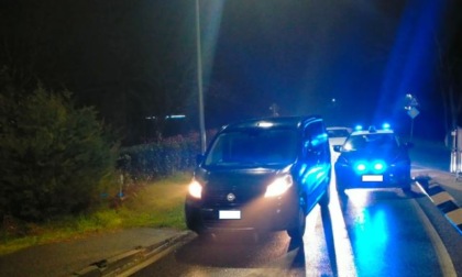 Furgone rubato ritrovato dai carabinieri in strada col motore acceso