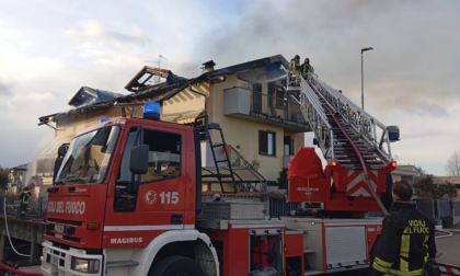 Tetto in fiamme, Vigili del fuoco in azione a Spirano