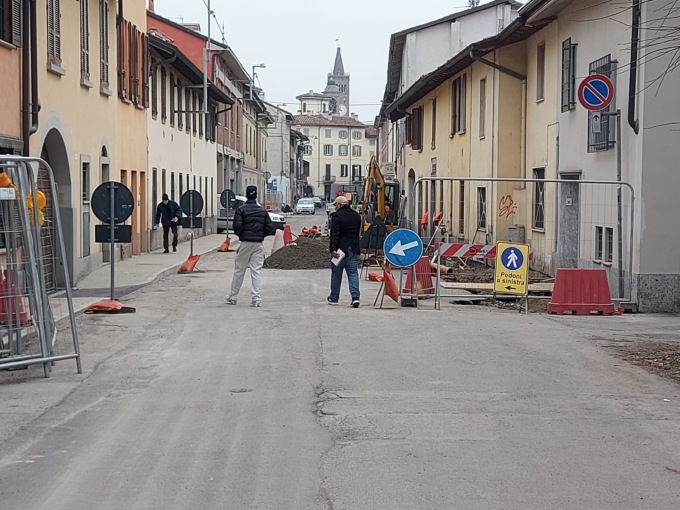 Entro l’estate termineranno i lavori di riqualificazione di via Mazzini a Treviglio
