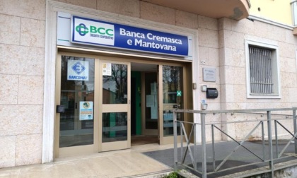 La "banda del botto" tenta il colpo alla Bcc, messi in fuga dall'allarme