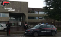 Giovane si avvicina a una scuola brandendo un coltello, bloccato dai militari