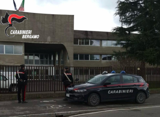 Giovane si avvicina a una scuola brandendo un coltello, bloccato dai militari