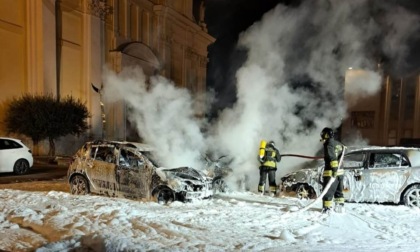 Notte di fuoco a Calcio: in piazza quattro auto distrutte dalle fiamme