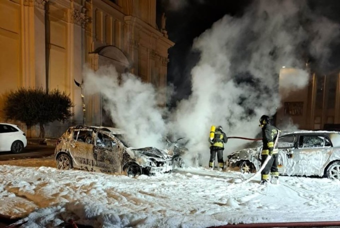Notte di fuoco a Calcio: in piazza quattro auto distrutte dalle fiamme