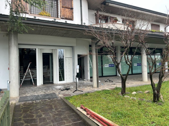 La “Banda del botto” colpisce ancora: saltato il bancomat della Bcc dell’Oglio e del Serio