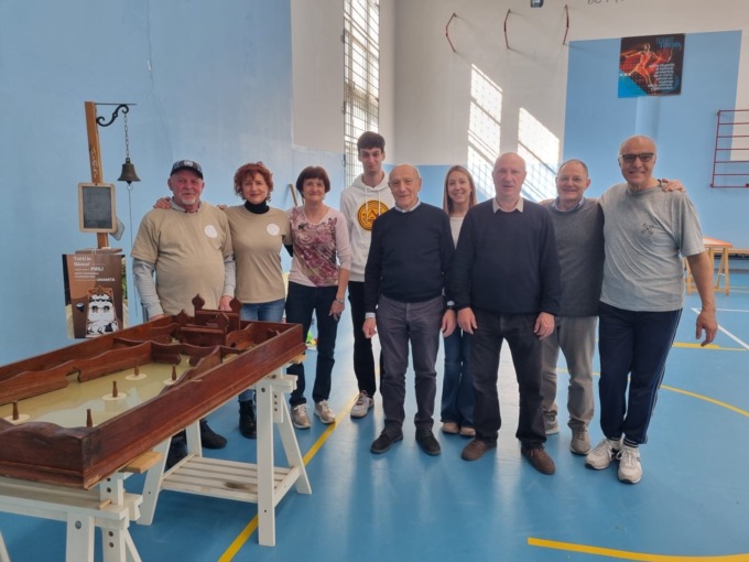 I giochi di una volta arrivano a scuola grazie ai custodi delle tradizioni