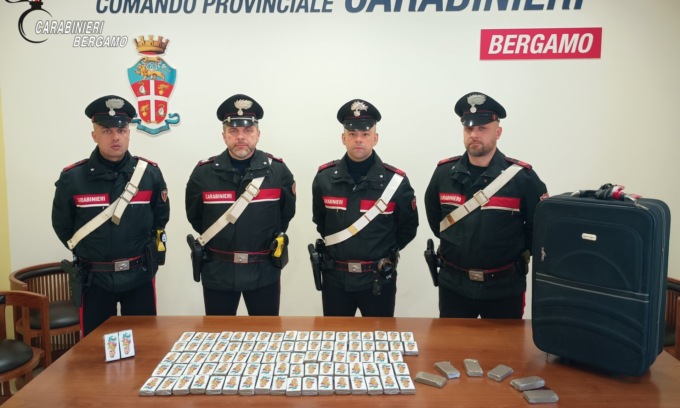 Fermati in auto con due chili di hashish, in casa ne avevano più di sette: due arresti
