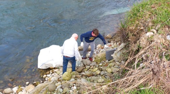 Materiali edili abbandonati sul fiume: è sempre più allarme ambientale