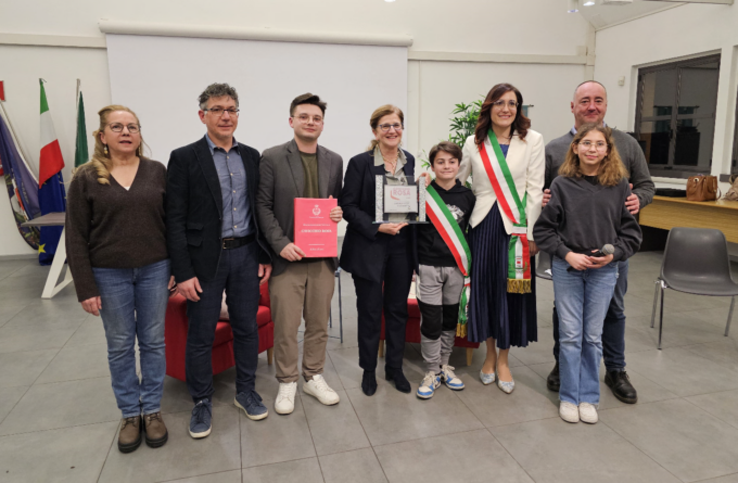 La passione politica e i traguardi nel sociale: il “Cavicchio rosa” alla sindaca Elena Carnevali