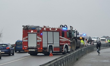 Tamponamento sul cavalcavia della Statale 11, traffico in tilt