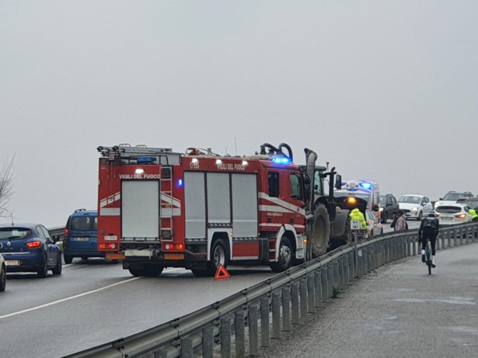 Tamponamento sul cavalcavia della Statale 11, traffico in tilt
