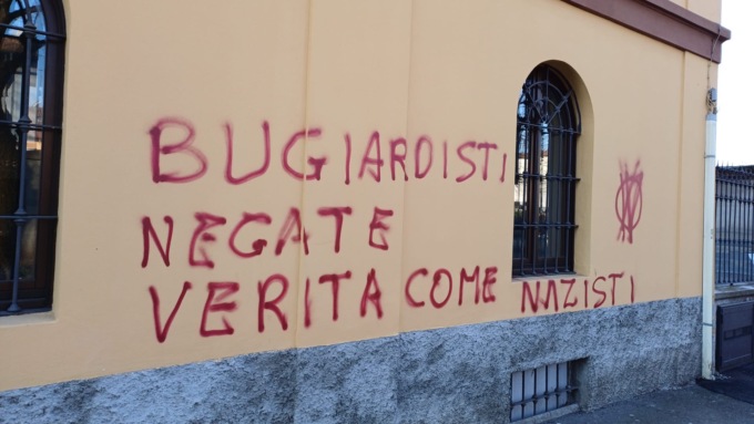 Raid vandalico “No Vax” alla sede del Giornale di Treviglio