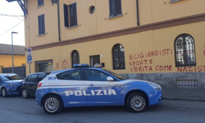 Vandalismi "no vax" al Giornale di Treviglio, la solidarietà della politica