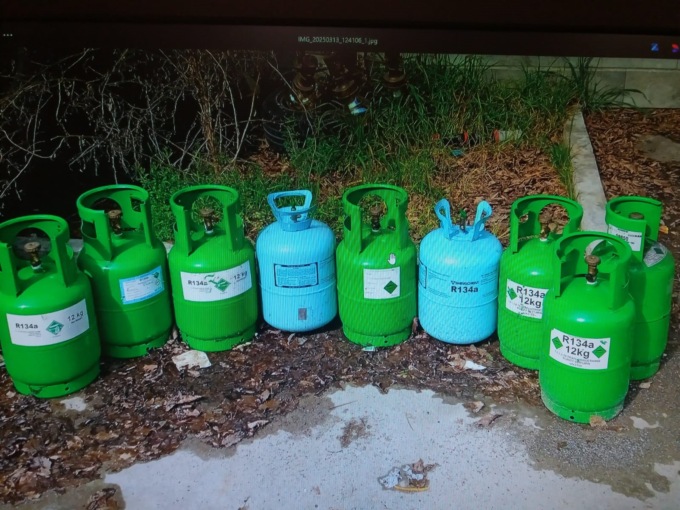 Abbandona bombole di gas, denunciato rischia una maxi sanzione di 10 mila euro