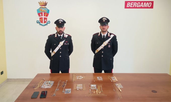 Truffe telefoniche, arrestata una 20enne e sequestrato oltre un chilo di gioielli rubati