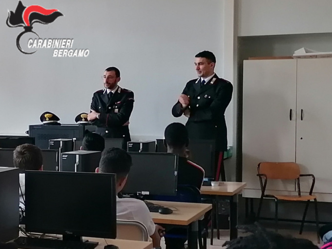 Dal cyberbullismo alle baby gang, alle medie salgono “in cattedra” i carabinieri