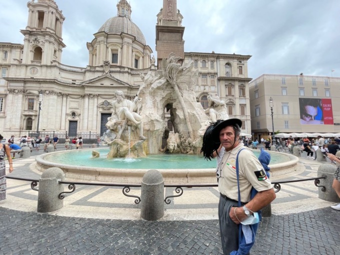 Trovato morto dalla figlia, i cappelli piumati piangono Enrico Zini