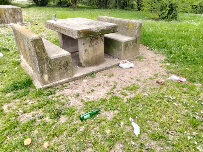 Il Bosco delle Magnolie tra rifiuti e vandalismi dove la pulizia è un optional