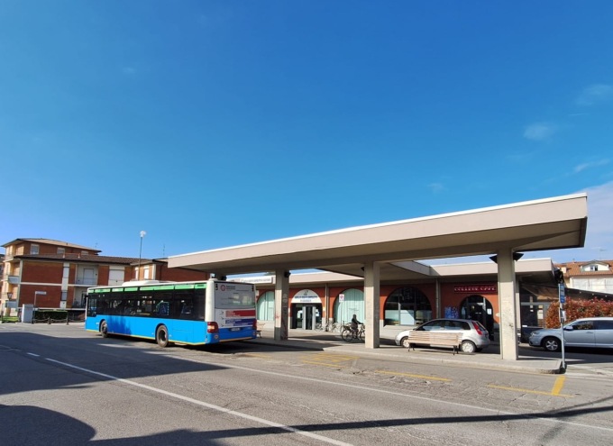 Studente aggredito e scaraventato giù dal pullman da tre coetanei