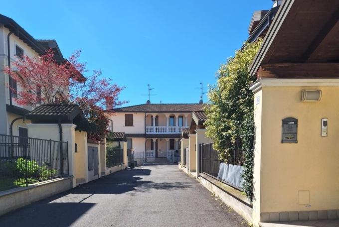 Furto in via Monteverdi, i padroni di casa vedono i ladri in diretta