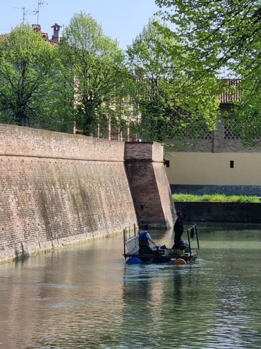 I volontari ripuliscono le mura del castello visconteo