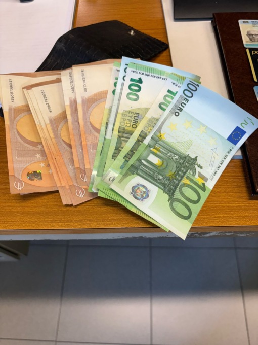 Trova un portafogli con 1.200 euro e lo consegna alla Polizia