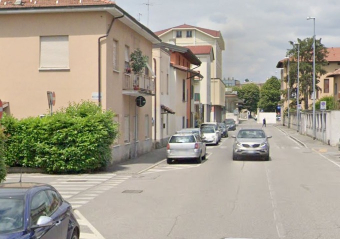 Morsi alle persone e danni alle auto, giovane dà in escandescenze a Treviglio