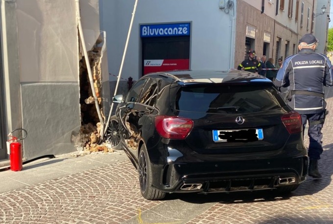 Si schianta in auto contro il muro di una casa: paura a Caravaggio