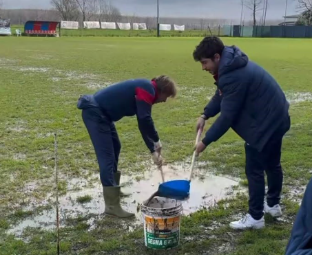 Il campo allagato fa ancora discutere, la minoranza incalza: “Serve il sintetico”