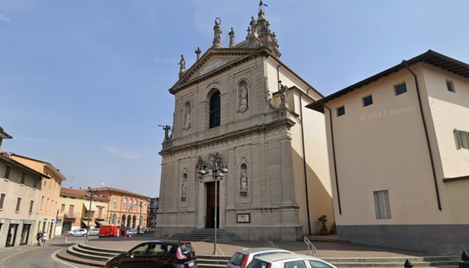 Si denuda in piazza e poi minaccia il parroco in chiesa: a casa (parecchia) cocaina