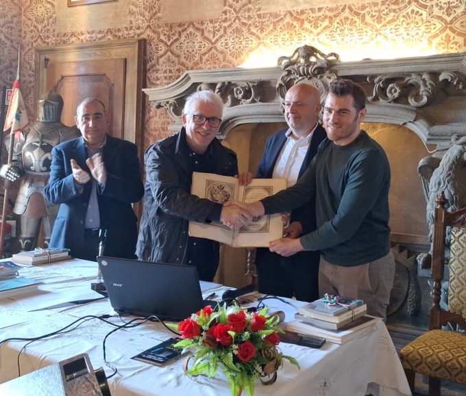 Il prezioso nuziale regalato al conte Albani nel 1781 donato al Comune