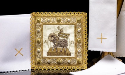Come Ordinare un Paramento Sacro da Haftina: Guida Dettagliata