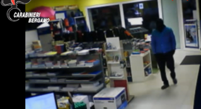 Rapinatore seriale preso grazie alle telecamere, per lui domiciliari e braccialetto elettronico