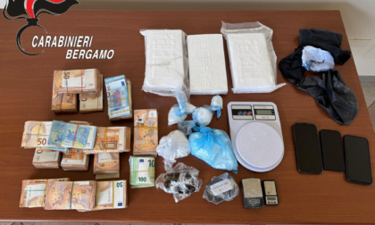 Trovato con oltre tre chili di droga e 125mila euro: arrestato 33enne