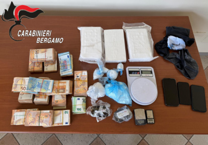 Trovato con oltre tre chili di droga e 125mila euro: arrestato 33enne