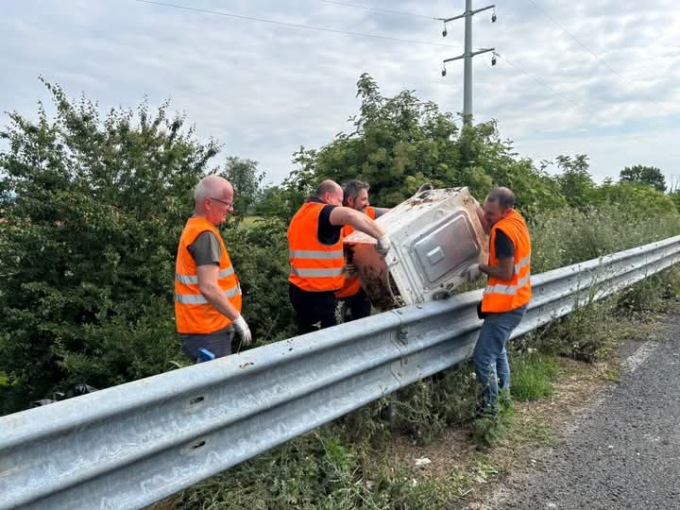 Tra i sacchi abbandonati spuntano anche elettrodomestici, in azione i volontari de “Il Gelso”