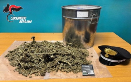 Intervengono per una lite in condominio, ma in casa gli trovano la marijuana: arrestato 56enne