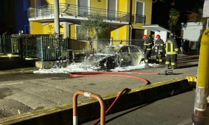 Auto bruciata in via Isonzo, in paese è allarme