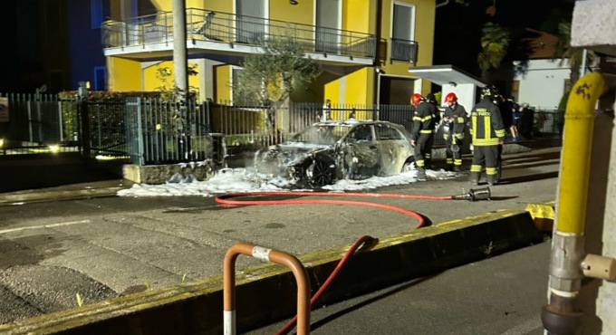 Auto bruciata in via Isonzo, in paese è allarme